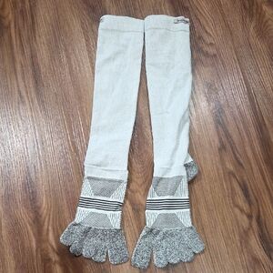 Injinji Men's Cream Five-Toe Athletic Crew Socks with Patterned Foot